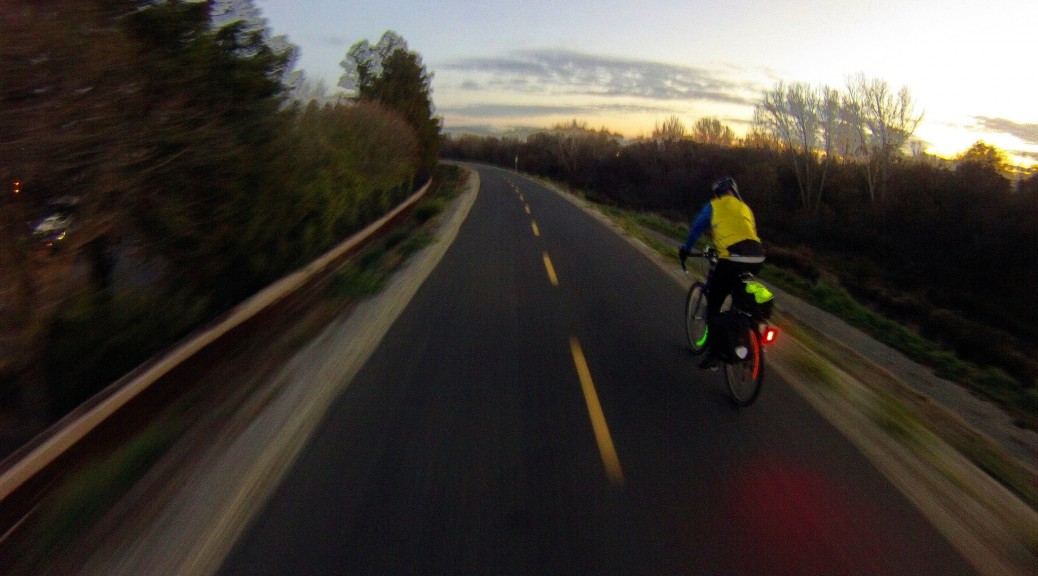 Portez un casque et un gilet à vélo, électrique ou non !