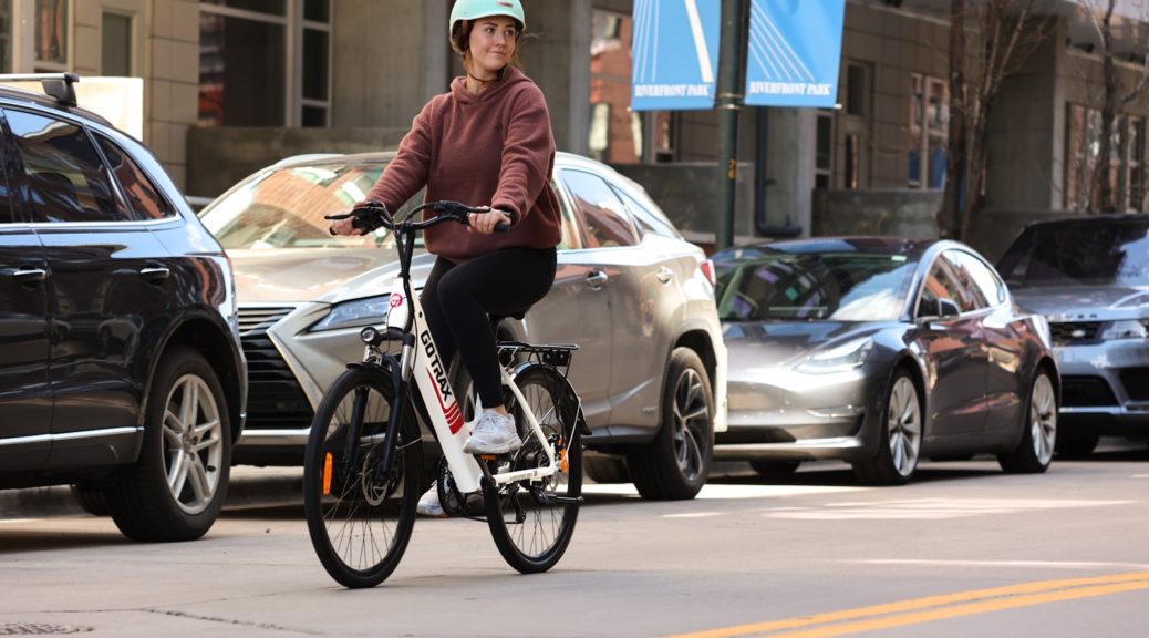 femme sur velo electrique pliant