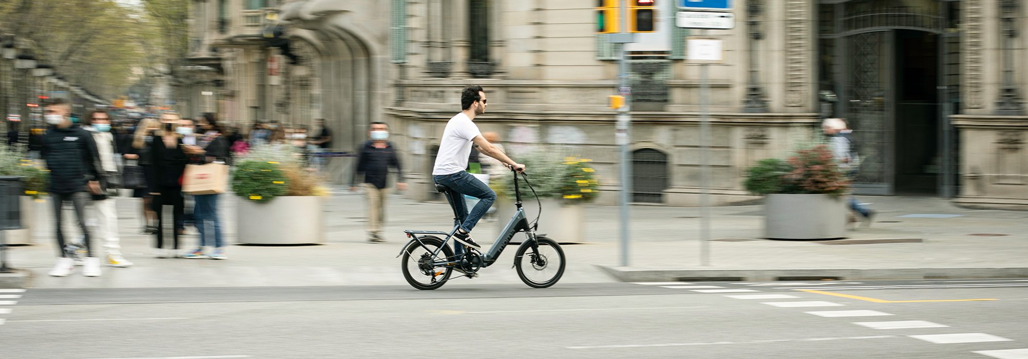 vélo électrique pliant MOMABIKES E-BIKE 20 PRO en déplacement